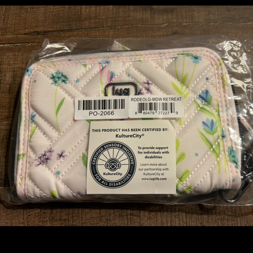 NWT Lug Legacy Collection Rodeo RFID Wallet Meadow Retreat